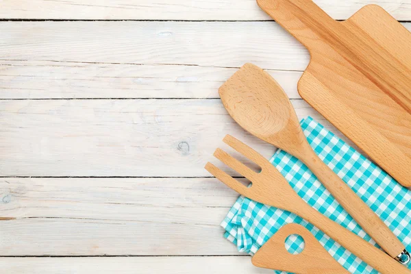 Küchenutensilien über Holztisch — Stockfoto
