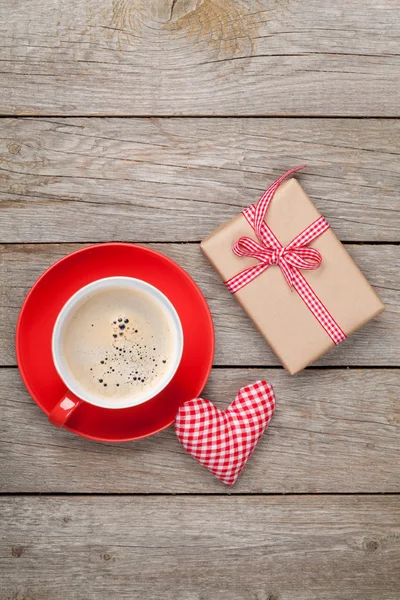 Sevgililer günü hediye kutusu, oyuncak kalp ve kahve fincanı — Stok fotoğraf
