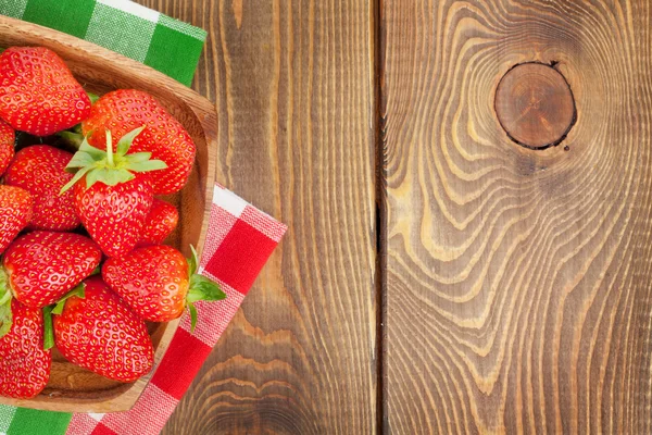 Färsk mogen jordgubbe i skål — Stockfoto