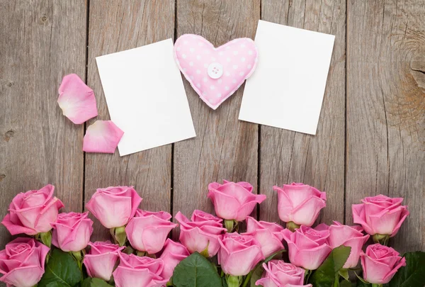 Roze rozen, handmaded speelgoed hart — Stockfoto