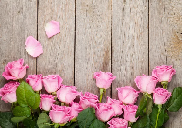 De dag van Valentijnskaarten achtergrond met roze rozen — Stockfoto