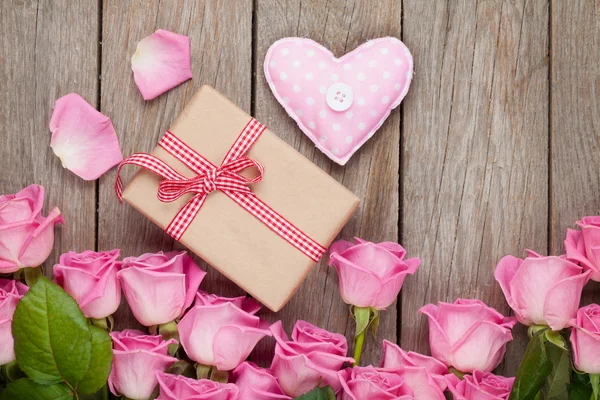 Caixa de presente do dia dos namorados e brinquedo de coração artesanal — Fotografia de Stock