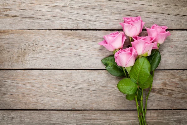 De dag van Valentijnskaarten achtergrond met roze rozen — Stockfoto
