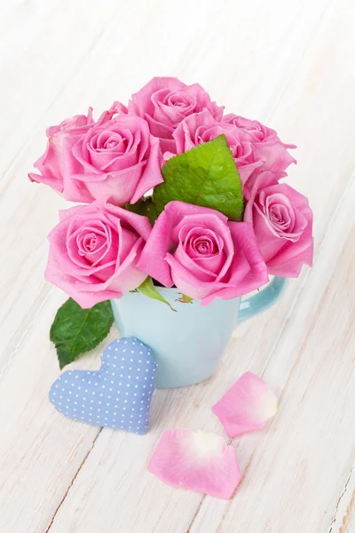 Valentines day pink roses bouquet and handmaded toy heart — Stock Photo, Image