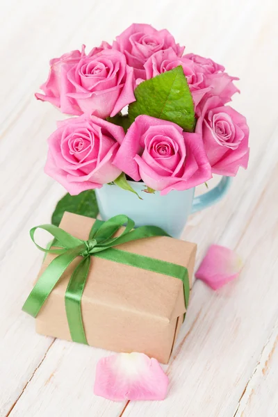 Valentines day pink roses bouquet and gift box — Stock Photo, Image