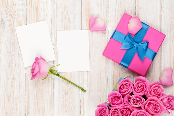 Geschenkbox voller rosa Rosen — Stockfoto