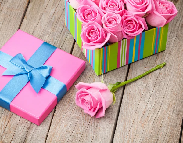 Caja de regalo de San Valentín llena de rosas rosadas —  Fotos de Stock