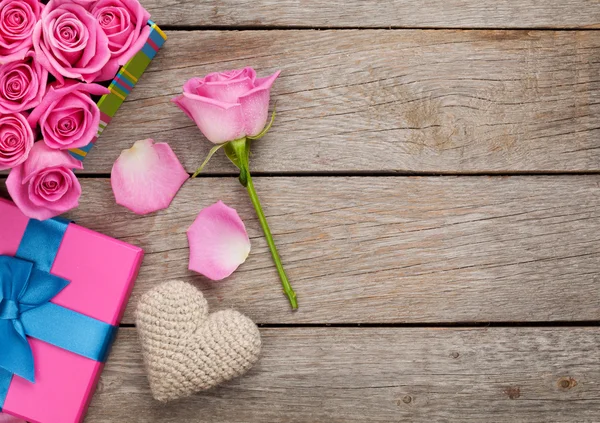 Fondo de San Valentín con caja de regalo llena de rosas rosadas — Foto de Stock