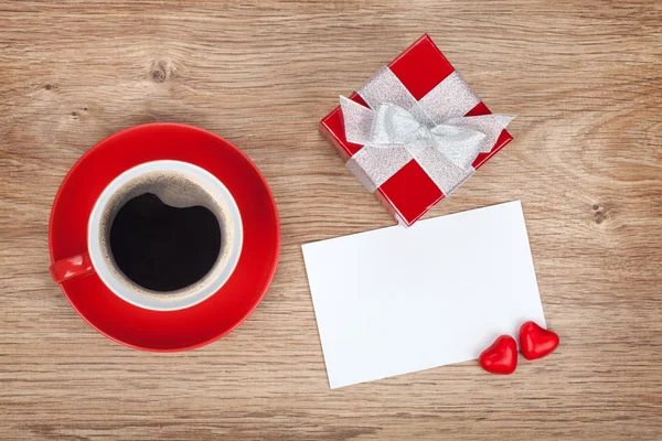 Carte de voeux Valentines vierges, boîte cadeau et tasse à café rouge Images De Stock Libres De Droits