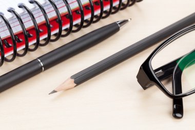 Malzemelerle dolu ofis masası