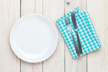 Boş tabak, çatal bıçak ve havlu