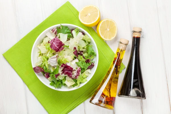 Verse gezonde salade en specerijen — Stockfoto