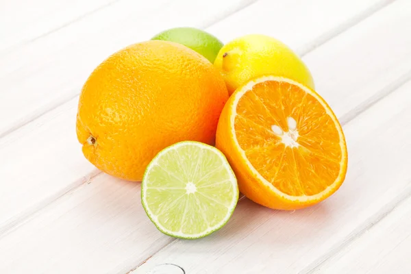 Zitrusfrüchte. Orangen, Limetten und Zitrone — Stockfoto