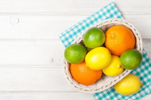 バスケットの柑橘系の果物. — ストック写真
