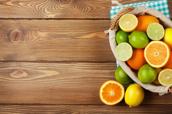 Citrusové plody v koši. — Stock fotografie