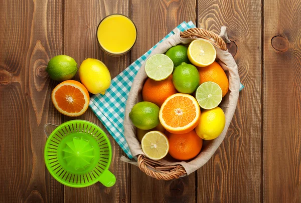 Citrusvruchten en glas sap. — Stockfoto