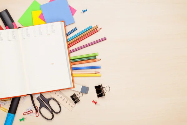 Bloco de notas em branco e material de escritório — Fotografia de Stock