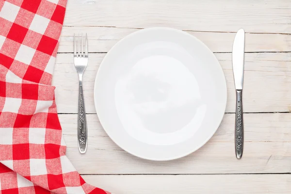 Üres tányért, evőeszközt és törölköző — Stock Fotó