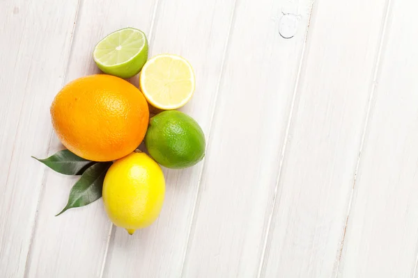 Zitrusfrüchte. Orange, Limetten und Zitronen — Stockfoto