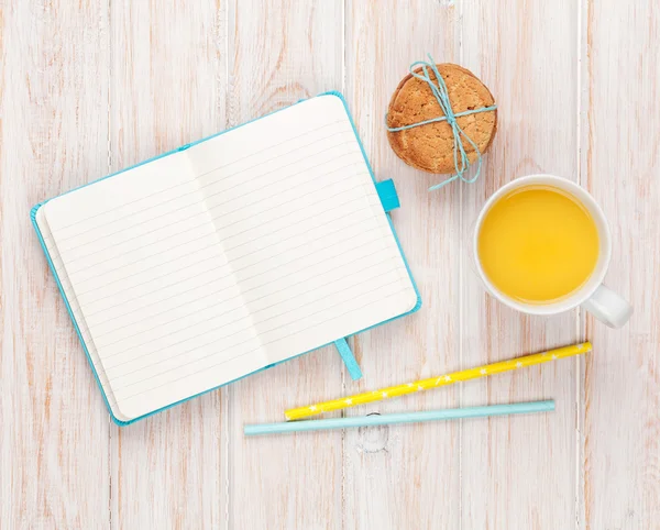 Tasse Orangensaft und Notizblock — Stockfoto