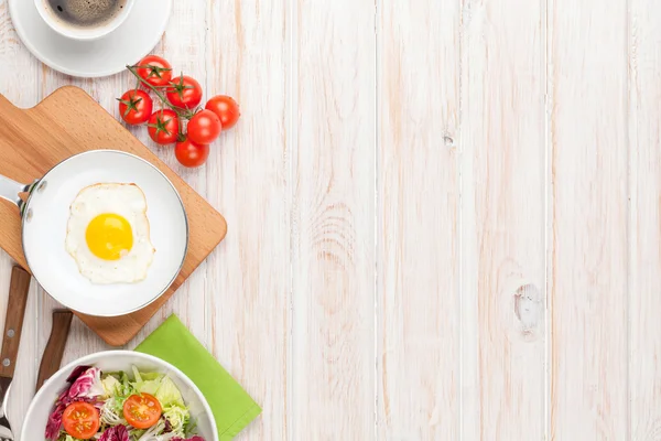 Healthy breakfast with fried egg — Stock Photo, Image