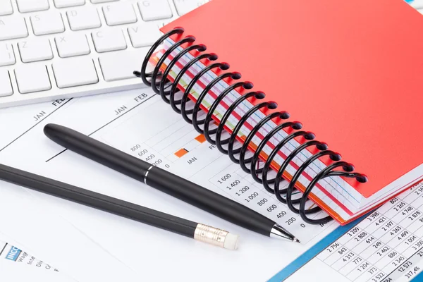 Büroschreibtisch mit Berichten — Stockfoto