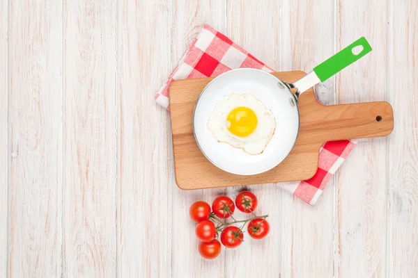 Healthy breakfast with fried egg and tomatoes — Stock Photo, Image