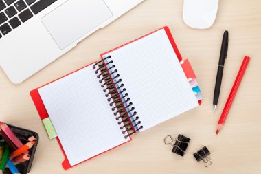 Bilgisayar ve sarf malzemeleri ile ofis masaları