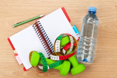 Dumbells, şerit metre, su şişesi