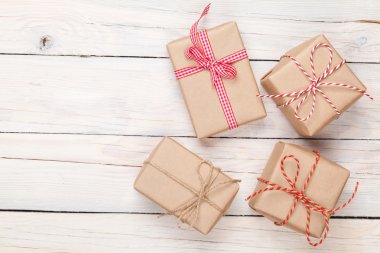 Ahşap masa arka plan üzerinde hediye kutuları