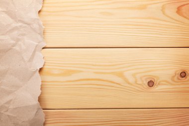 Ahşap arka plan üzerine karton kağıt