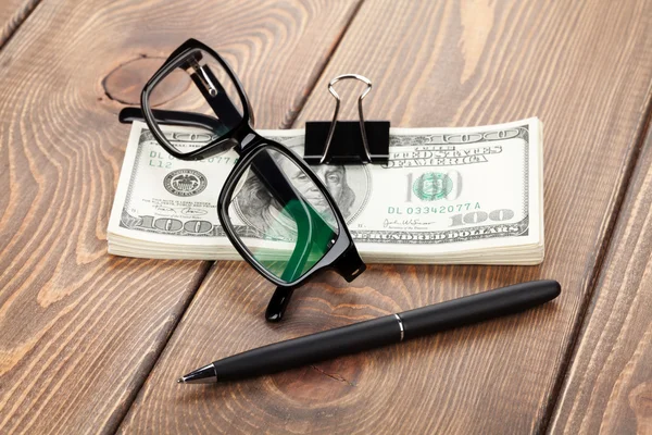 Geld Bargeld, Brille und Stift — Stockfoto