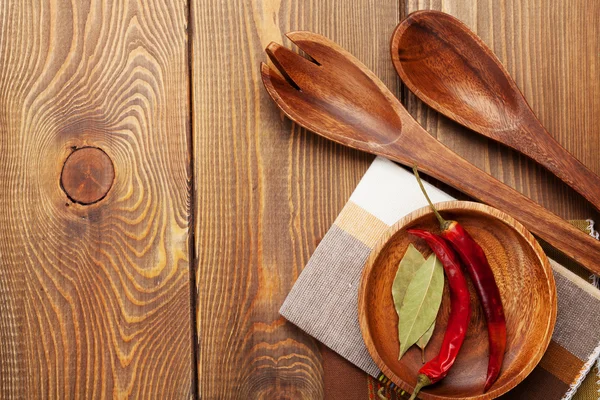 Naczynia kuchenne na drewnianym stole tło — Zdjęcie stockowe