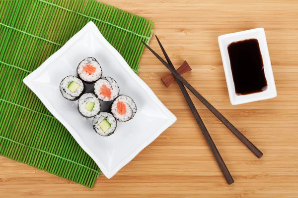 Conjunto de sushi maki e molho de soja — Fotografia de Stock