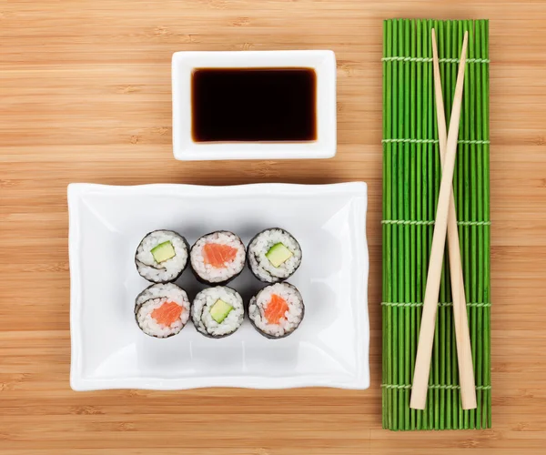 Ensemble de sushis, baguettes et sauce soja — Photo