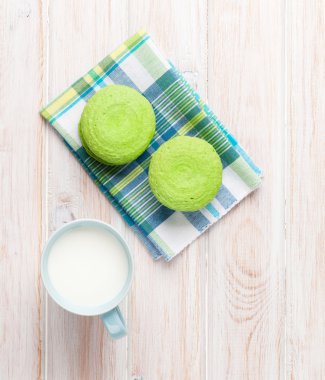 Renkli macarons ve bardak süt