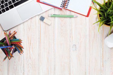Ofis resepsiyon masası bilgisayar ile