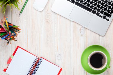 Ofis resepsiyon masası bilgisayar ile