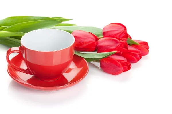 Frische rote Tulpen mit Kaffeetasse — Stockfoto