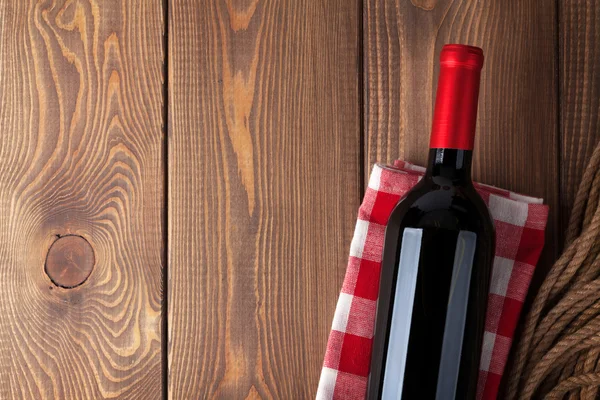 Красная бутылка вина на полотенце — стоковое фото