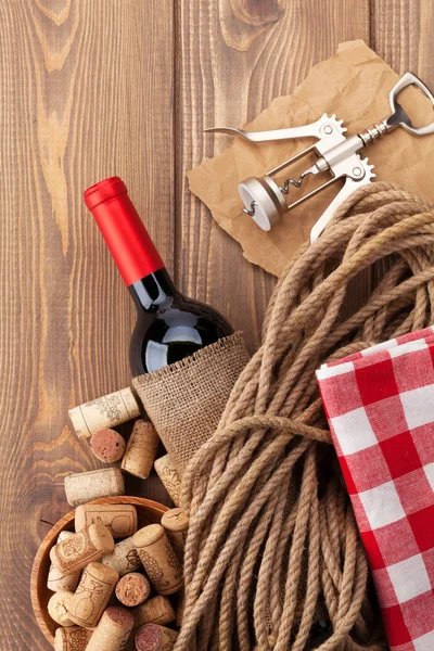 Bottiglia di vino rosso, tappi e cavatappi — Foto Stock