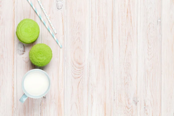 Kleurrijke macarons en kopje melk — Stockfoto