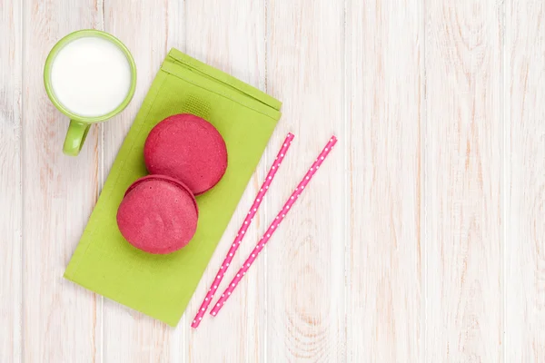 Kleurrijke macarons en kopje melk — Stockfoto