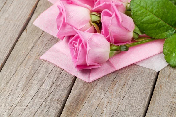 Ροζ τριαντάφυλλα κήπων μπουκέτο — Φωτογραφία Αρχείου