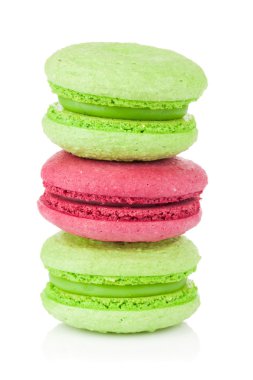 Beyaz arkaplanda renkli badem kurabiyeleri