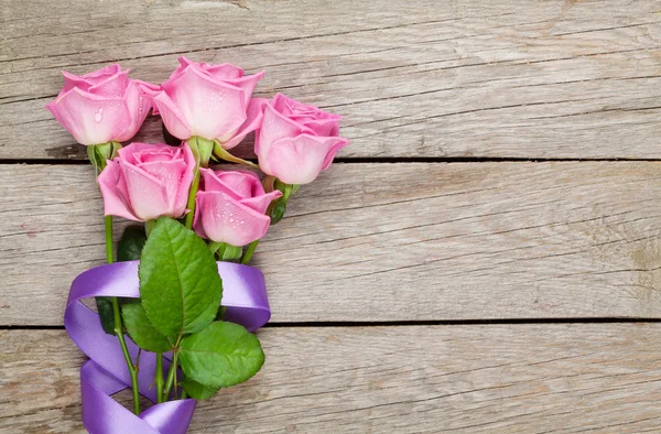 Roses bouquet over wooden table — Stock Photo, Image