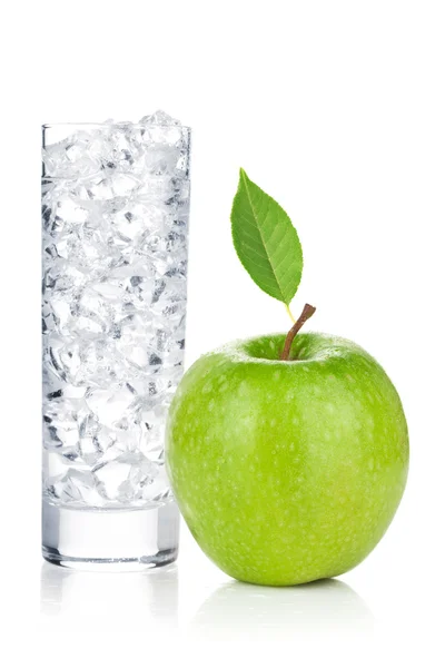 Стакан воды и яблоко — стоковое фото