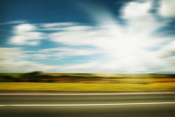 Strada attraverso il campo di girasole — Foto Stock