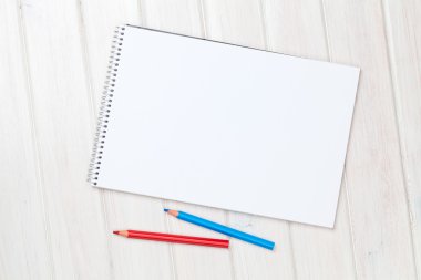 boş kağıt ve renkli kalemler