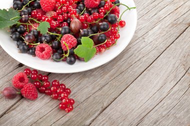 Taze olgun çilek plaka